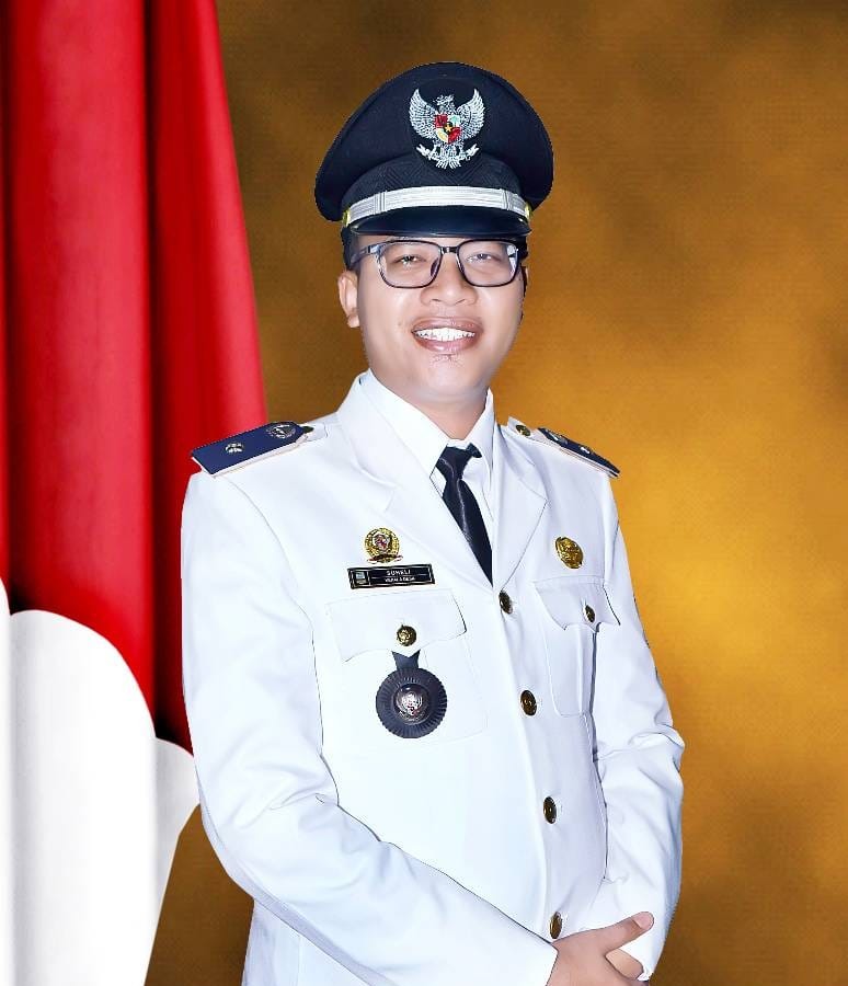 Suheli, Kepala Desa Sindangheula, mengenakan seragam kepala desa
